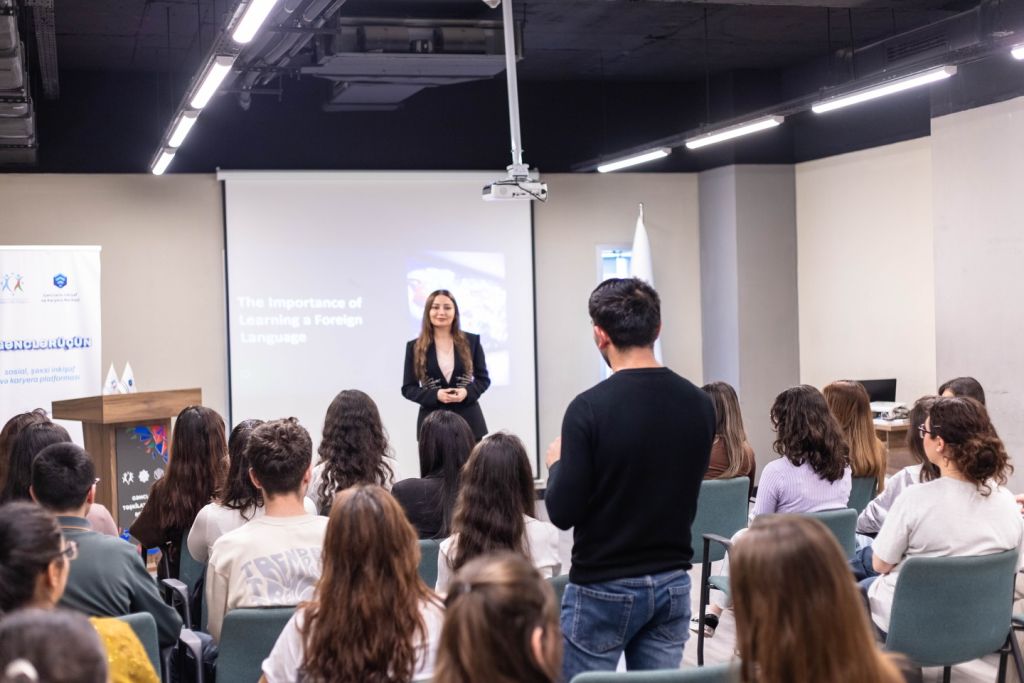 KARYERA QURUCULUĞUNDA XARİCİ DİL BİLİKLƏRİNİN ƏHƏMİYYƏTİ MÖVZUSUNDA TƏLİM UĞURLA BAŞ TUTUB